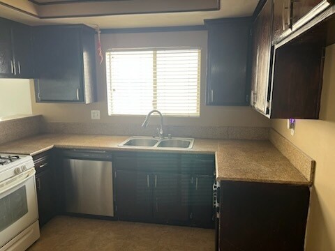 18550 Hatteras St in Tarzana, CA - Building Photo - Building Photo