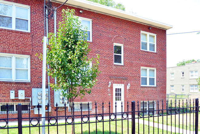 1428 Eastern Ave NE in Washington, DC - Foto de edificio - Building Photo