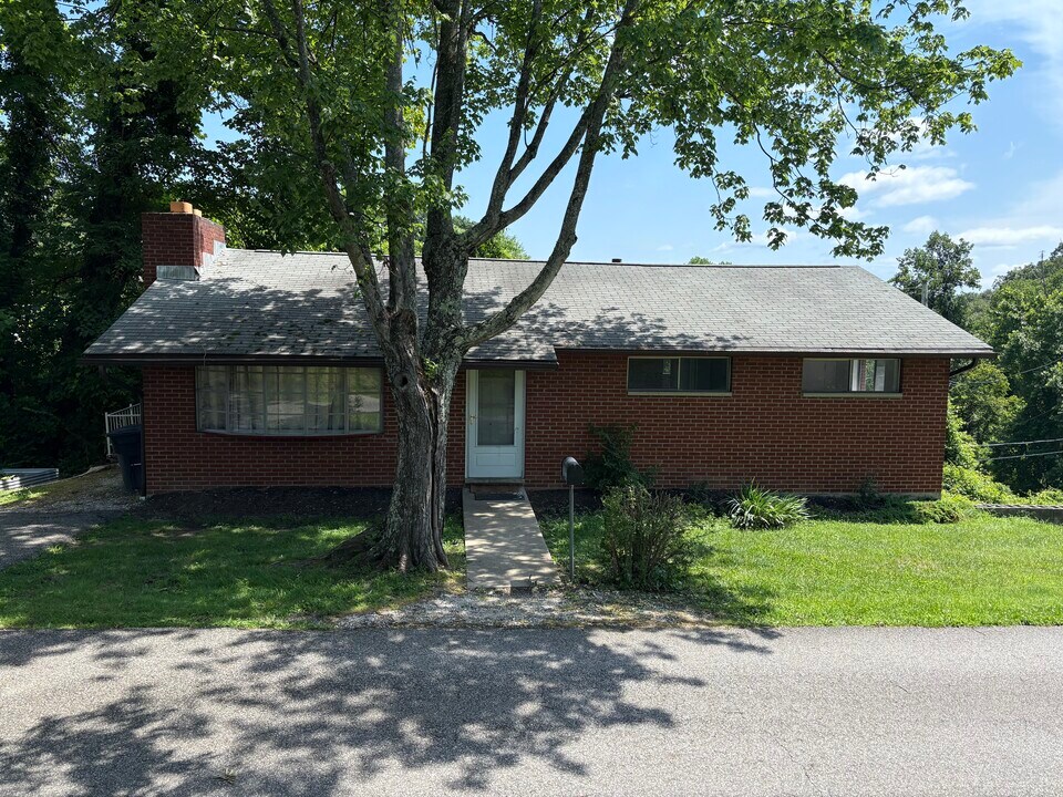 702 Pearl Dr in Charleston, WV - Building Photo