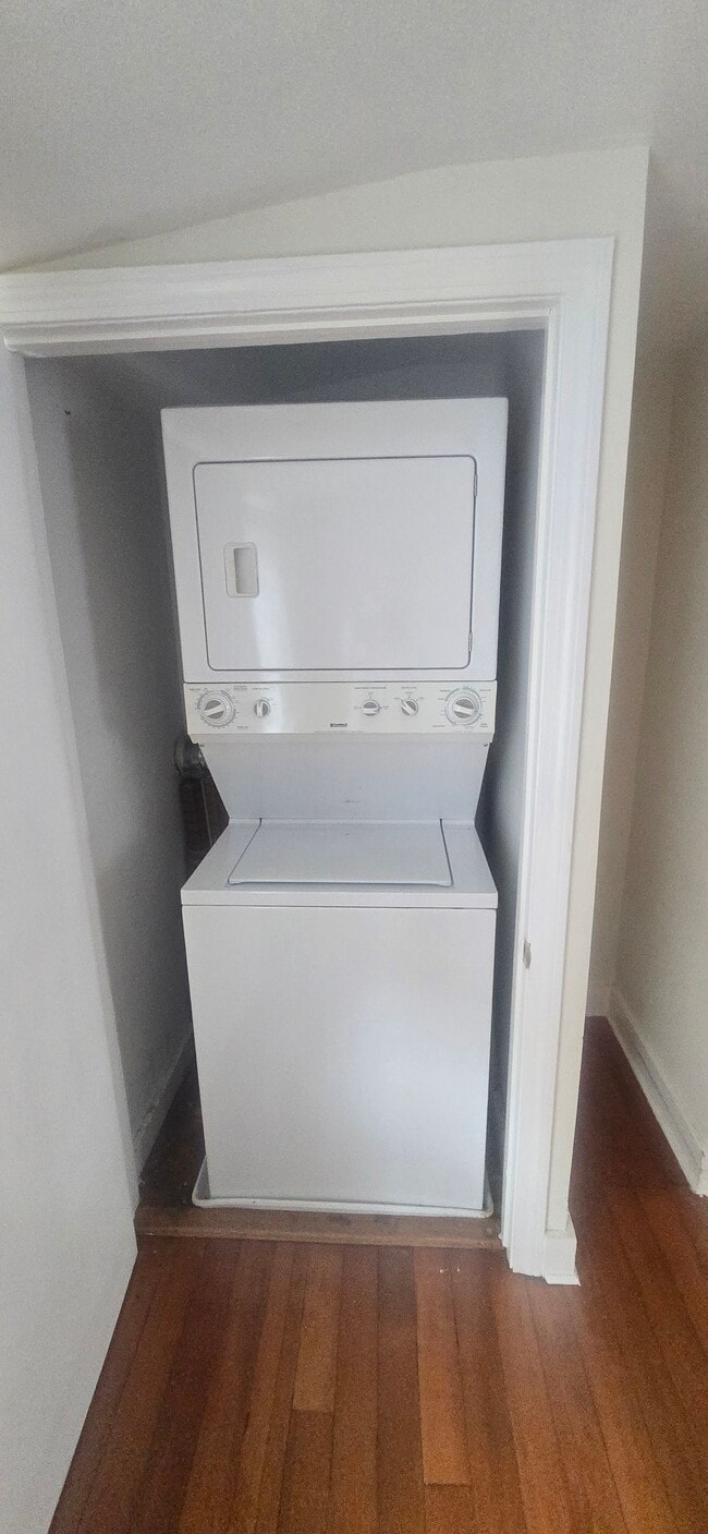 5 Glen Rd, Unit 2nd floor in Sandy Hook, CT - Foto de edificio - Building Photo