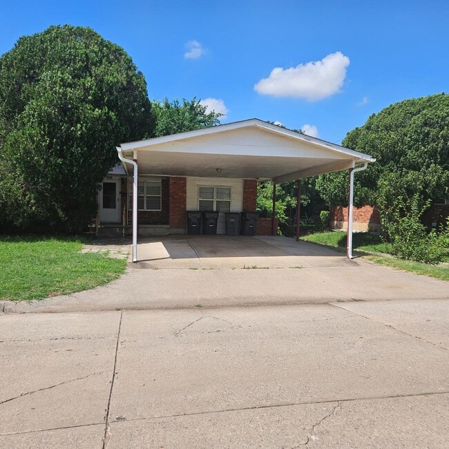 5828 NW Dearborn Ave in Lawton, OK - Building Photo - Building Photo