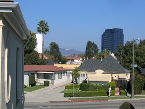 6168 W Olympic Blvd, Unit 70-5 in Los Angeles, CA - Foto de edificio - Building Photo