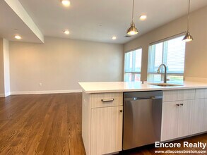 1 Everett St, Unit 204 in Boston, MA - Foto de edificio - Building Photo