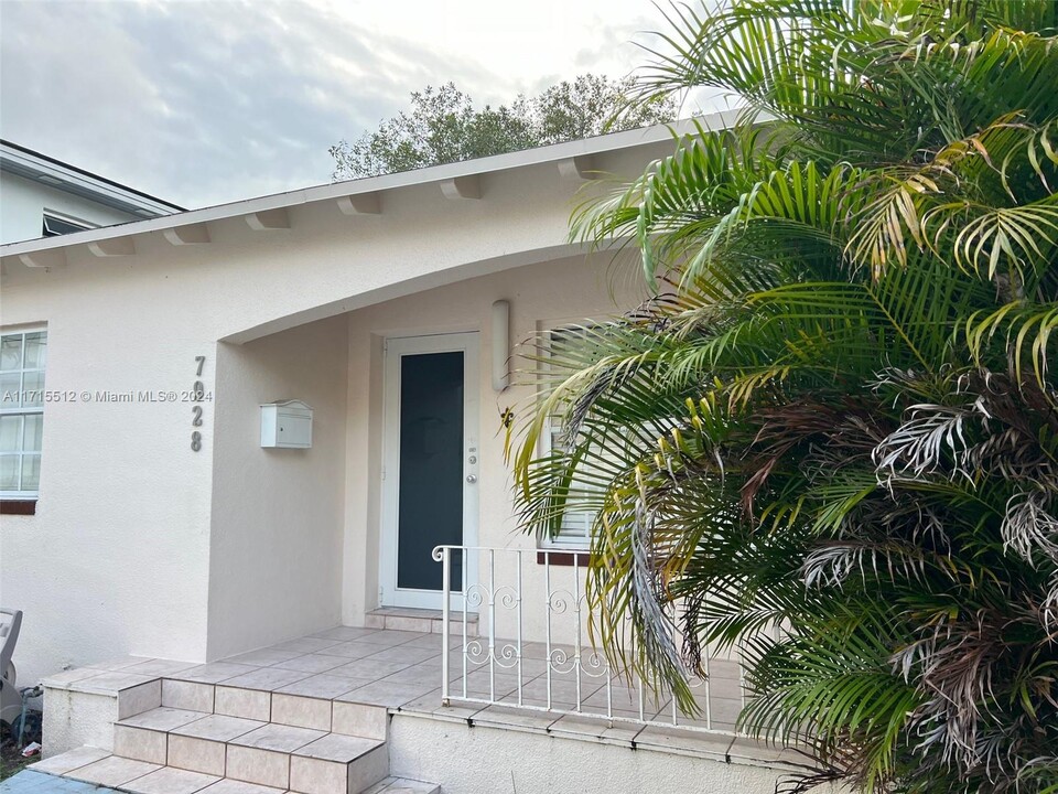 7928 Byron Ave in Miami Beach, FL - Building Photo