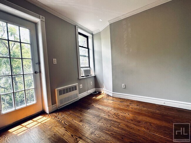 AMAZING ONE BEDROOM APARTMENT!! AMAZING DE in New York, NY - Building Photo - Building Photo