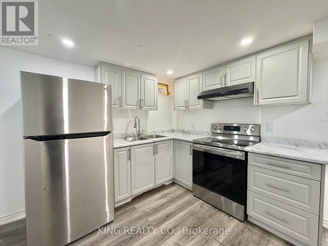 26 Farr Ave in Toronto, ON - Building Photo - Building Photo