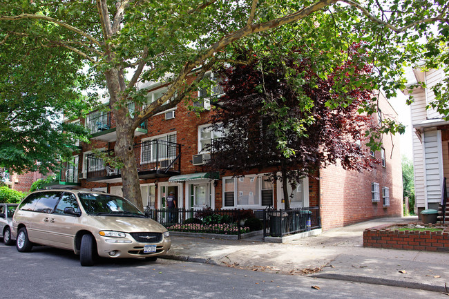 1357 52nd St in Brooklyn, NY - Foto de edificio - Building Photo