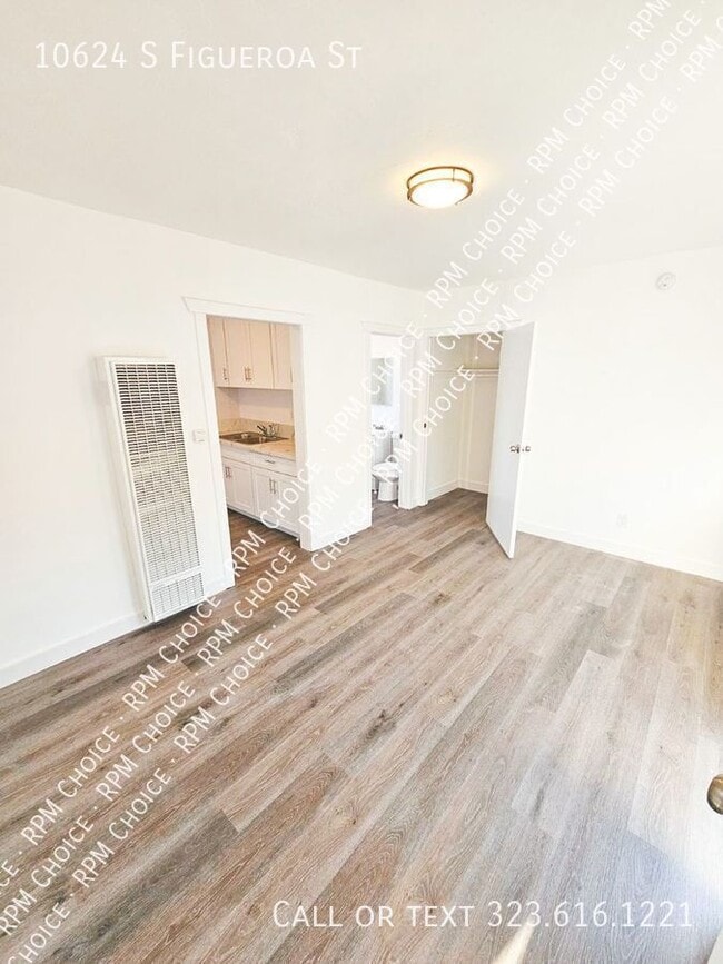 10624 S Figueroa St in Los Angeles, CA - Building Photo - Building Photo