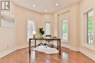 829 Quantra Crescent in Newmarket, ON - Building Photo - Building Photo