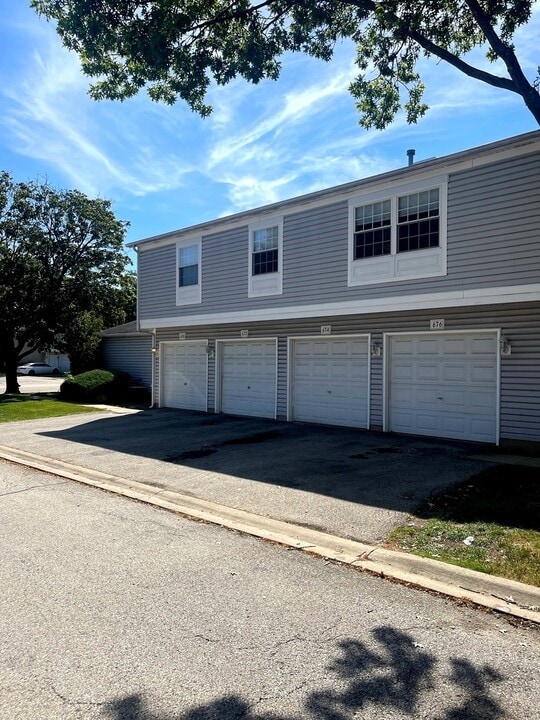 674 Cleo Ct in Wheeling, IL - Building Photo