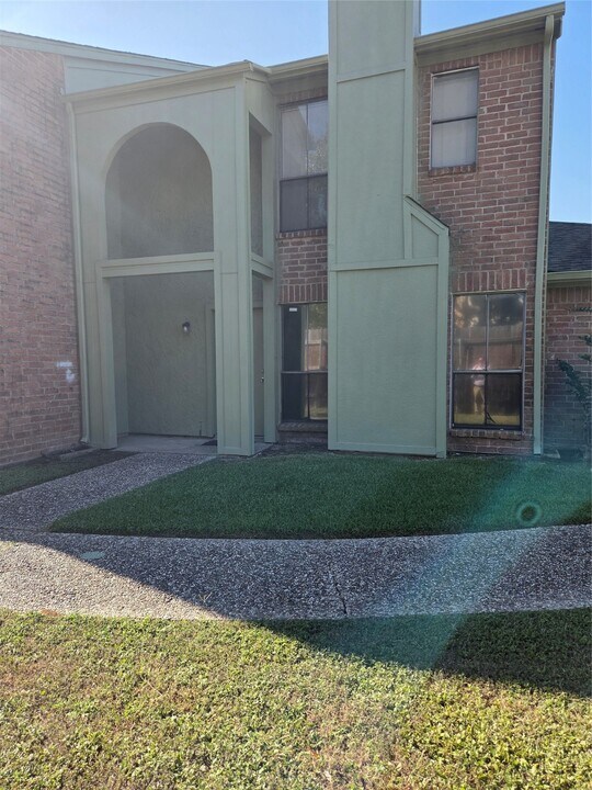11517 S Kirkwood Rd in Stafford, TX - Building Photo