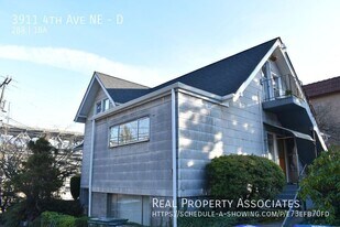 3911 4th Ave NE in Seattle, WA - Building Photo