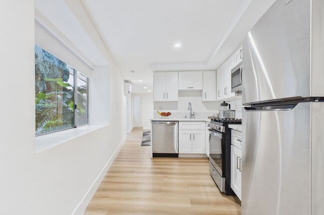 Natick Park South in Sherman Oaks, CA - Foto de edificio - Building Photo