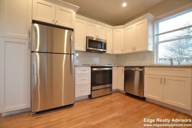 58 Foster St, Unit 2 in Boston, MA - Foto de edificio - Building Photo