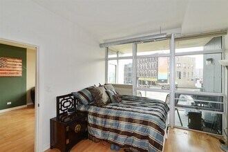 1610 W Fullerton Ave, Unit 201 in Chicago, IL - Building Photo - Building Photo