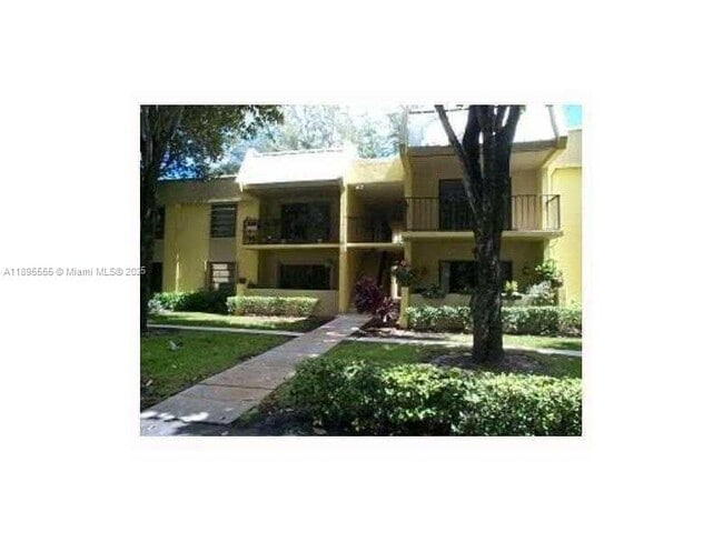 10411 N Kendall Dr in Miami, FL - Building Photo - Building Photo
