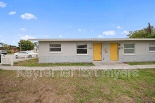 5458 Fifth Ave in Ft. Myers, FL - Building Photo