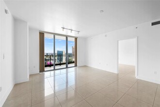90 SW 3rd St, Unit 3305 in Miami, FL - Building Photo - Building Photo