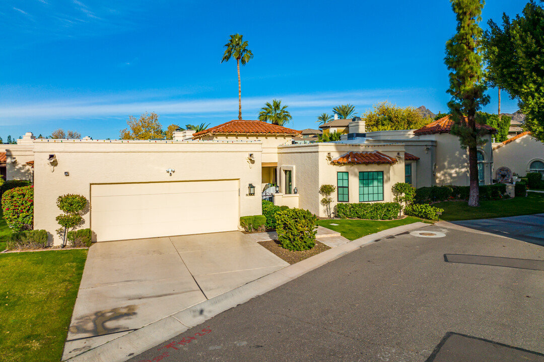 Village on the Lakes in Phoenix, AZ - Building Photo