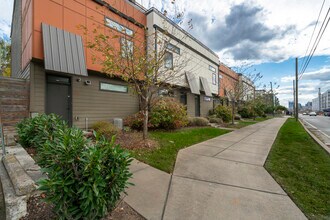 1035 Dickerson Pike in Nashville, TN - Foto de edificio - Building Photo