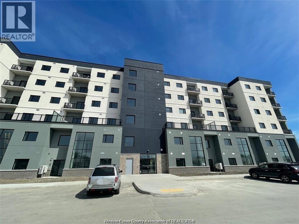 7337 Meo Blvd in Lasalle, ON - Building Photo