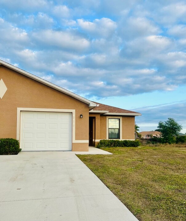 1213-1215 NE 8th Pl in Cape Coral, FL - Building Photo