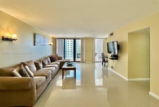 2401 S Ocean Dr in Hollywood, FL - Foto de edificio - Building Photo