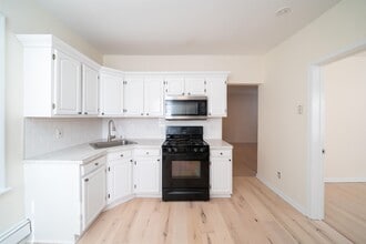 63 Storms Ave in Jersey City, NJ - Building Photo - Building Photo