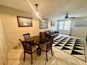 17560 Atlantic Blvd in Sunny Isles Beach, FL - Foto de edificio - Building Photo