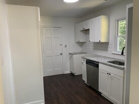 381 Sargent Dr SE in Atlanta, GA - Building Photo