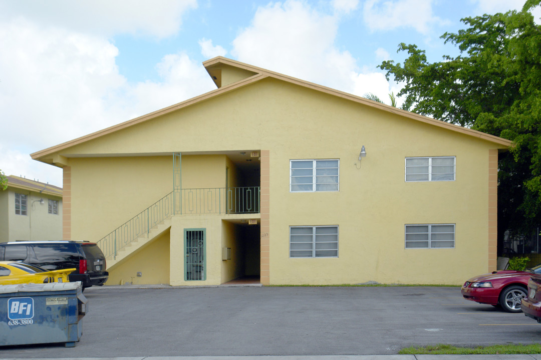 1225 W 36th St in Hialeah, FL - Building Photo