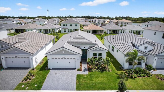 13674 Spruce Pne Dr in Westlake, FL - Building Photo - Building Photo
