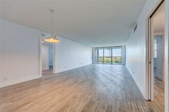 625 Oaks Dr in Pompano Beach, FL - Building Photo - Building Photo