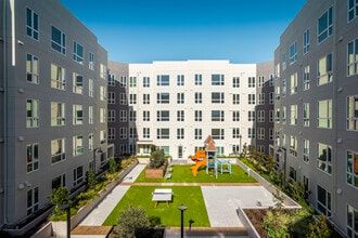 View at Blossom Hill in San Jose, CA - Foto de edificio - Building Photo