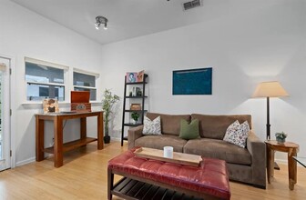 2102 Peach Tree St in Austin, TX - Building Photo - Building Photo