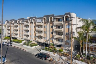 B & B Apartments in Los Angeles, CA - Building Photo