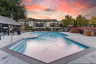 Reed Square in Sunnyvale, CA - Foto de edificio - Building Photo