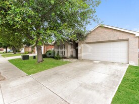 4023 Collin Ct in Heartland, TX - Building Photo