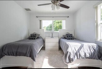 2242 Taft St in Hollywood, FL - Foto de edificio - Building Photo