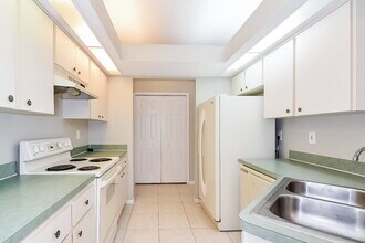 7129 Captiva Cir in New Port Richey, FL - Foto de edificio - Building Photo