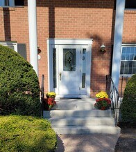 12 Brewster Rd in Glastonbury, CT - Building Photo - Building Photo