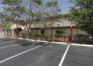 Imperial Point Apartments in Fort Lauderdale, FL - Foto de edificio - Building Photo