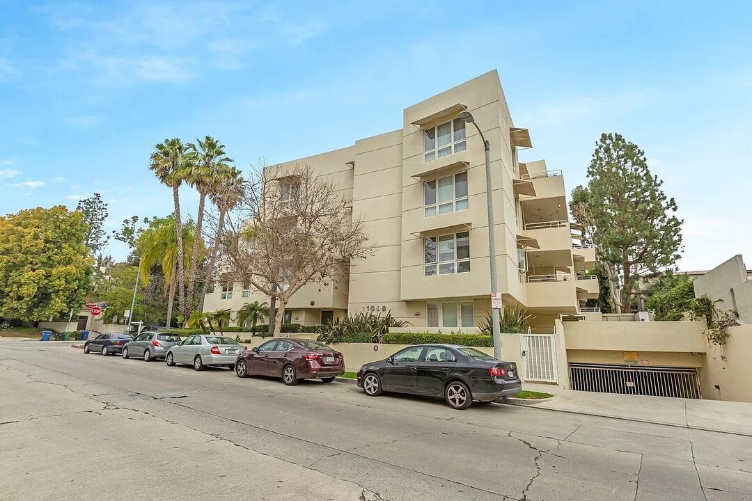 11099 Ophir Dr in Los Angeles, CA - Building Photo