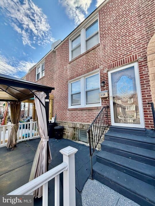 4126 I St in Philadelphia, PA - Building Photo