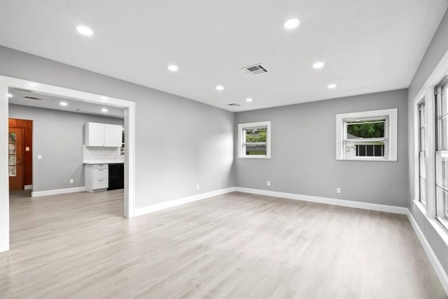 1313 Elm St in Baytown, TX - Building Photo - Building Photo