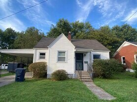 327 S Greensburg St in Hodgenville, KY - Building Photo