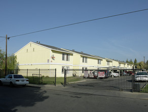 Woodview Apartment in Fresno, CA - Building Photo - Building Photo