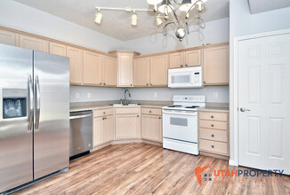 6729 Pine Landing Way in West Jordan, UT - Foto de edificio - Building Photo
