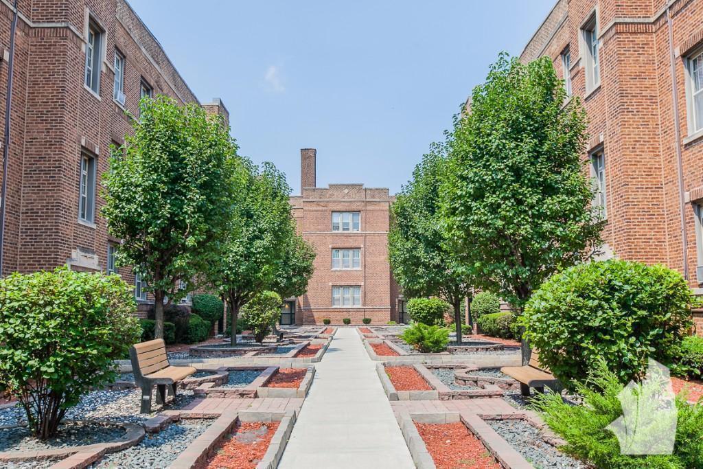 631 W Barry Ave, Unit 2BD in Chicago, IL - Building Photo