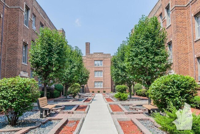 631 W Barry Ave, Unit 2BD